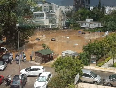 «Λίμνη» το Μαρούσι - Εκατοντάδες αυτοκίνητα «βούλιαξαν» - Τεράστιες οι ευθύνες της Περιφέρειας Αττικής